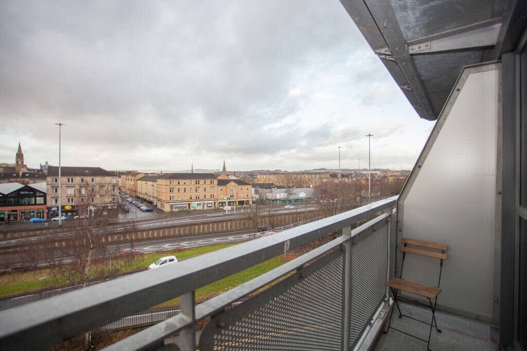 View Beautiful Flat with Panoramic Views over the City in 155 Buccleuch Street G3 6QN Beautiful Flat with Panoramic Views over the City in 155 Buccleuch Street G3 6QN - Property image 9 - VivreStays