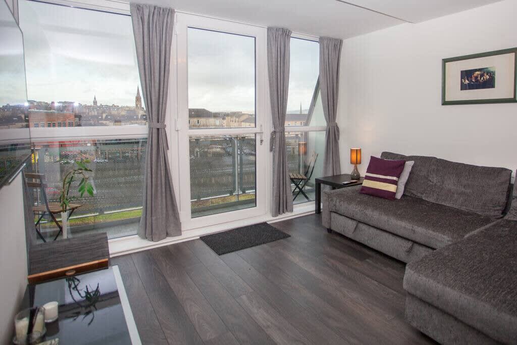View Beautiful Flat with Panoramic Views over the City in 155 Buccleuch Street G3 6QN Beautiful Flat with Panoramic Views over the City in 155 Buccleuch Street G3 6QN - Property image 6 - VivreStays