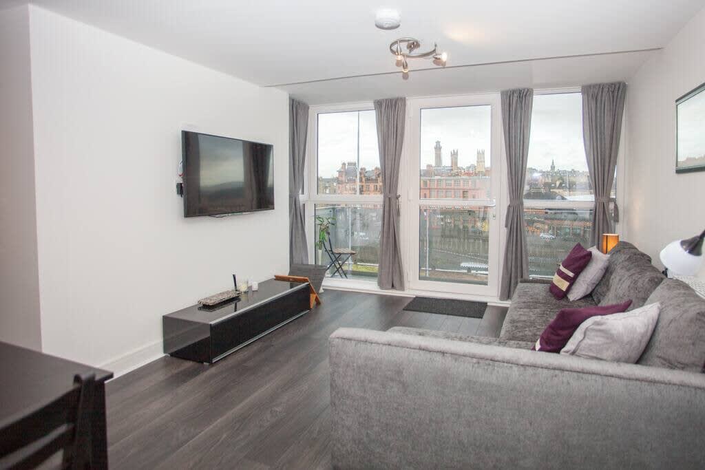 View Beautiful Flat with Panoramic Views over the City in 155 Buccleuch Street G3 6QN Beautiful Flat with Panoramic Views over the City in 155 Buccleuch Street G3 6QN - Property image 8 - VivreStays