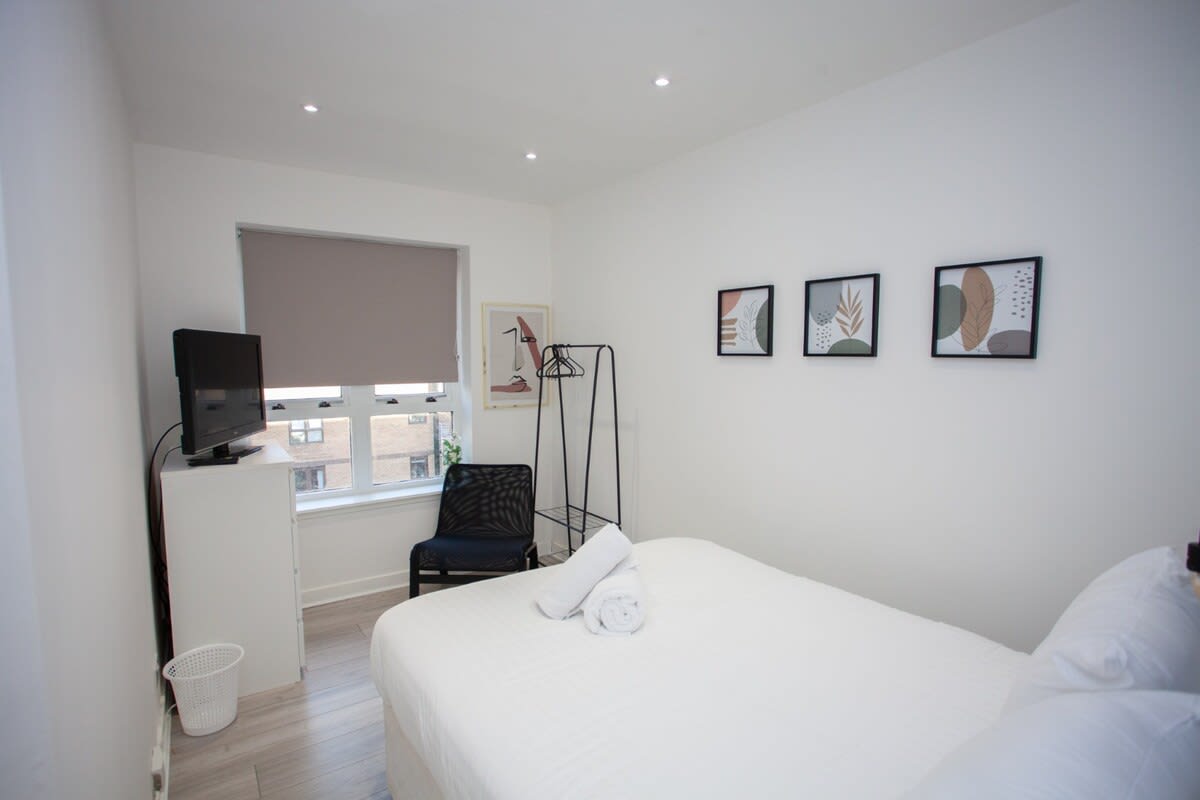 View Bright Central Flat with Balcony and Free Parking! in 68 Brown Street G2 8PD Bright Central Flat with Balcony and Free Parking! in 68 Brown Street G2 8PD - Property image 10 - VivreStays
