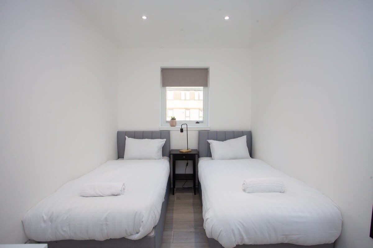View Bright Central Flat with Balcony and Free Parking! in 68 Brown Street G2 8PD Bright Central Flat with Balcony and Free Parking! in 68 Brown Street G2 8PD - Property image 7 - VivreStays