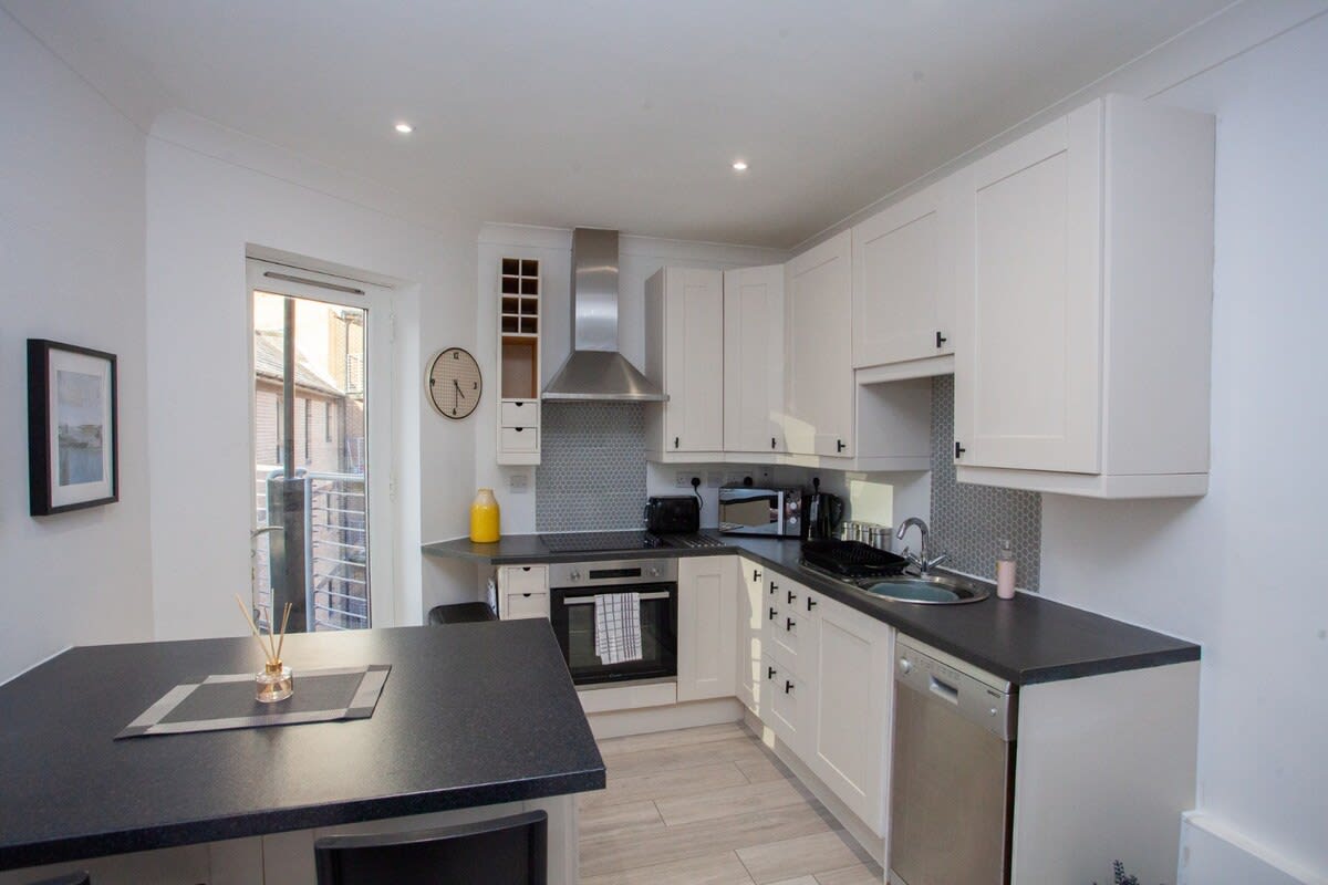View Bright Central Flat with Balcony and Free Parking! in 68 Brown Street G2 8PD Bright Central Flat with Balcony and Free Parking! in 68 Brown Street G2 8PD - Property image 2 - VivreStays