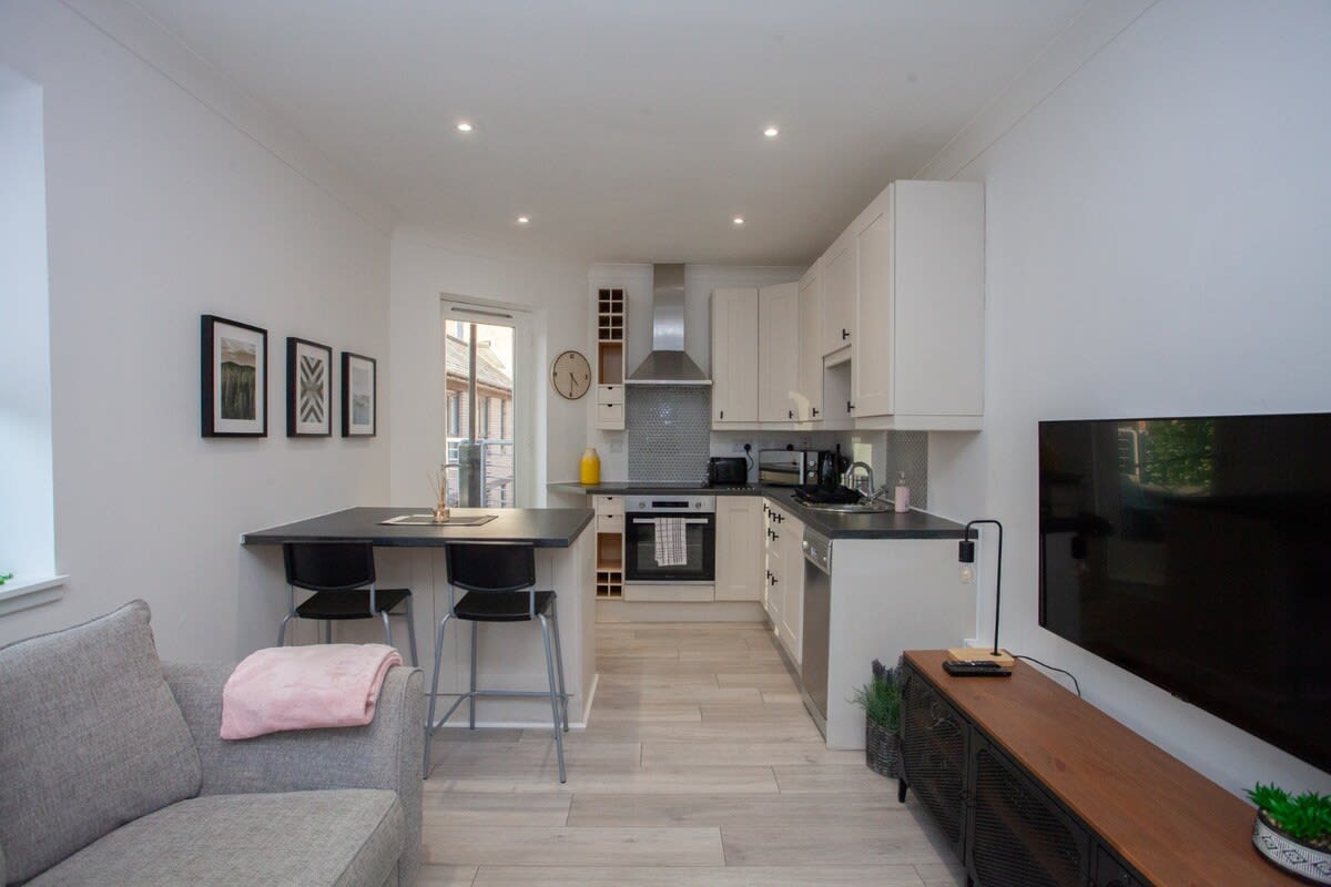 View Bright Central Flat with Balcony and Free Parking! in 68 Brown Street G2 8PD Bright Central Flat with Balcony and Free Parking! in 68 Brown Street G2 8PD - Property image 11 - VivreStays