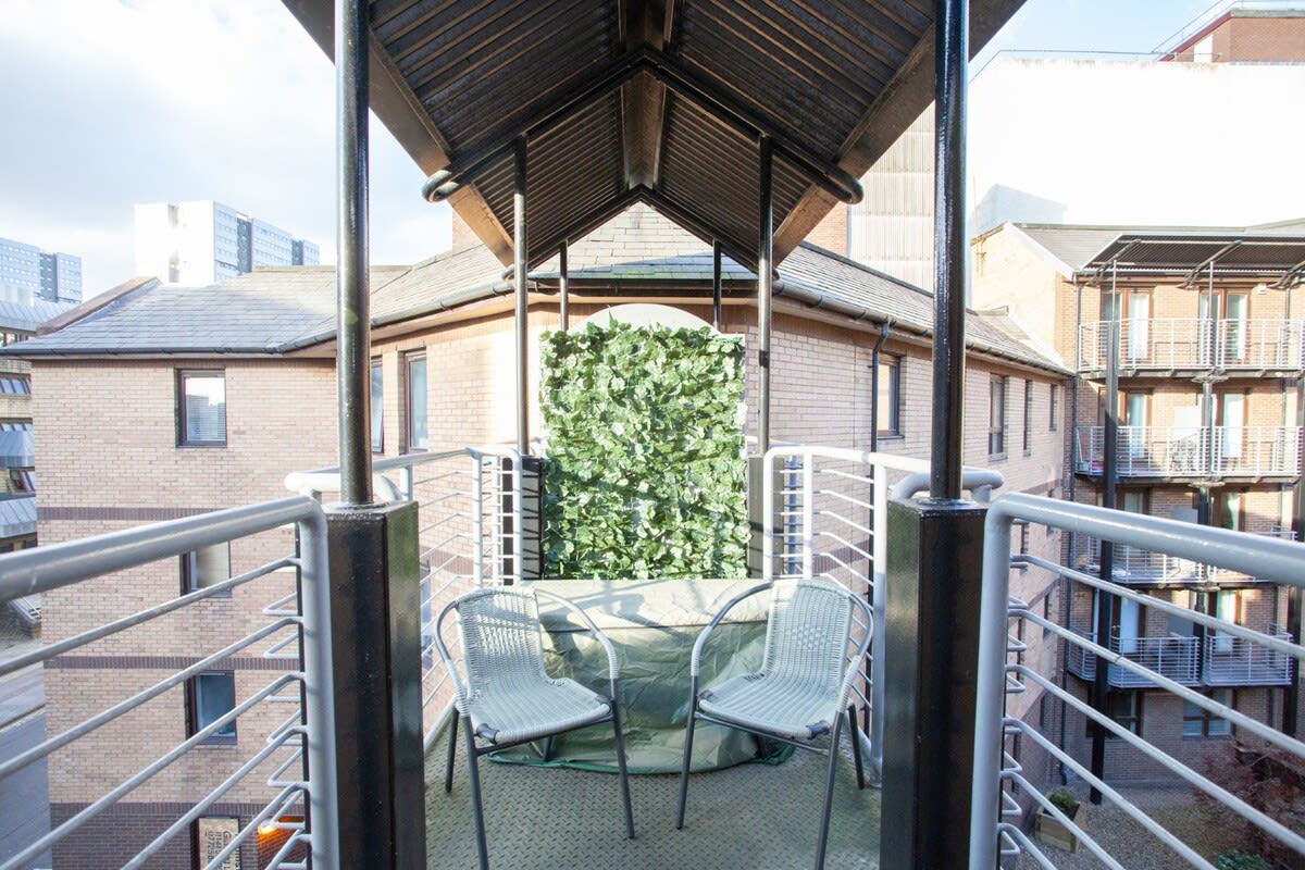 View Bright Central Flat with Balcony and Free Parking! in 68 Brown Street G2 8PD Bright Central Flat with Balcony and Free Parking! in 68 Brown Street G2 8PD - Property image 5 - VivreStays