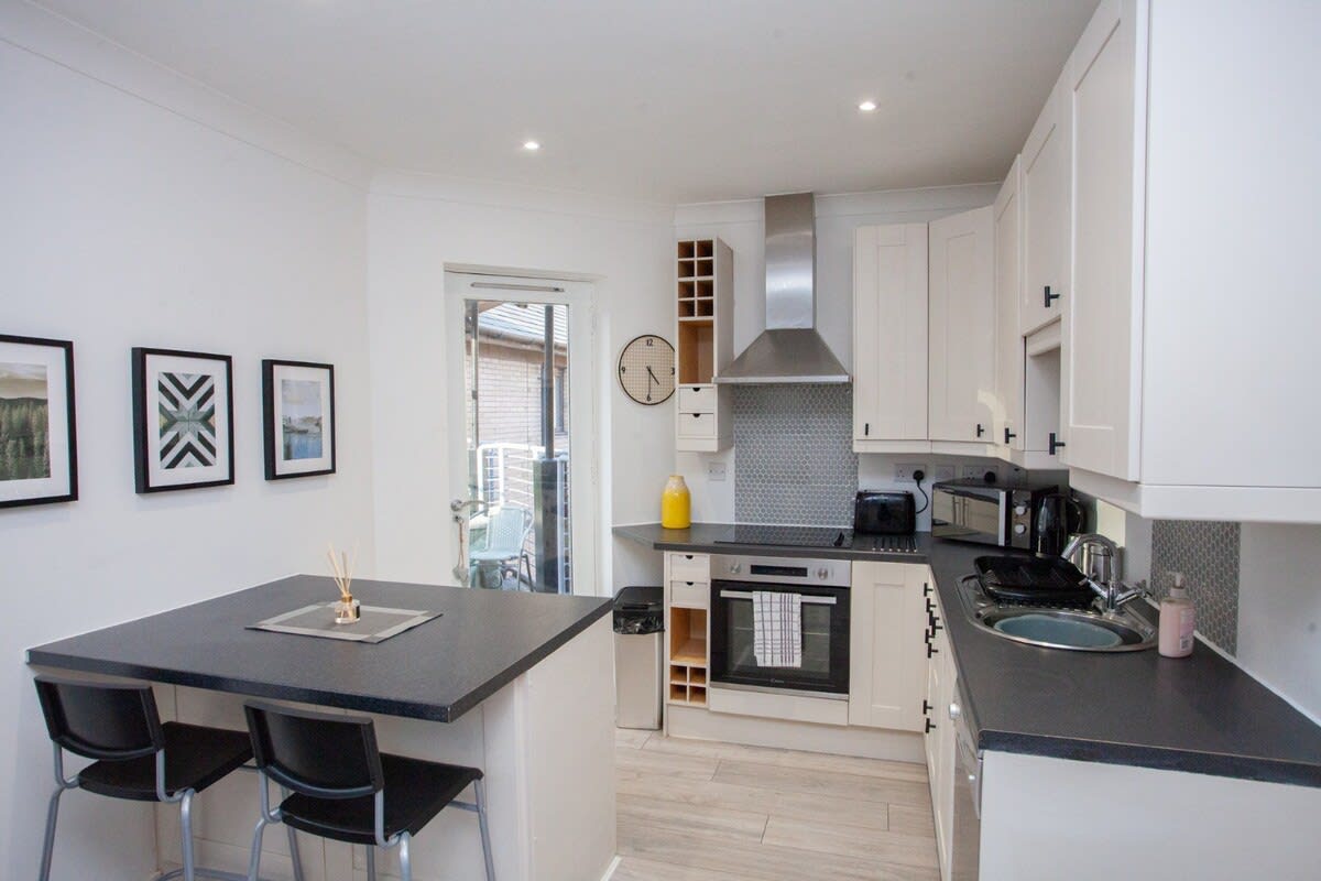 View Bright Central Flat with Balcony and Free Parking! in 68 Brown Street G2 8PD Bright Central Flat with Balcony and Free Parking! in 68 Brown Street G2 8PD - Property image 13 - VivreStays
