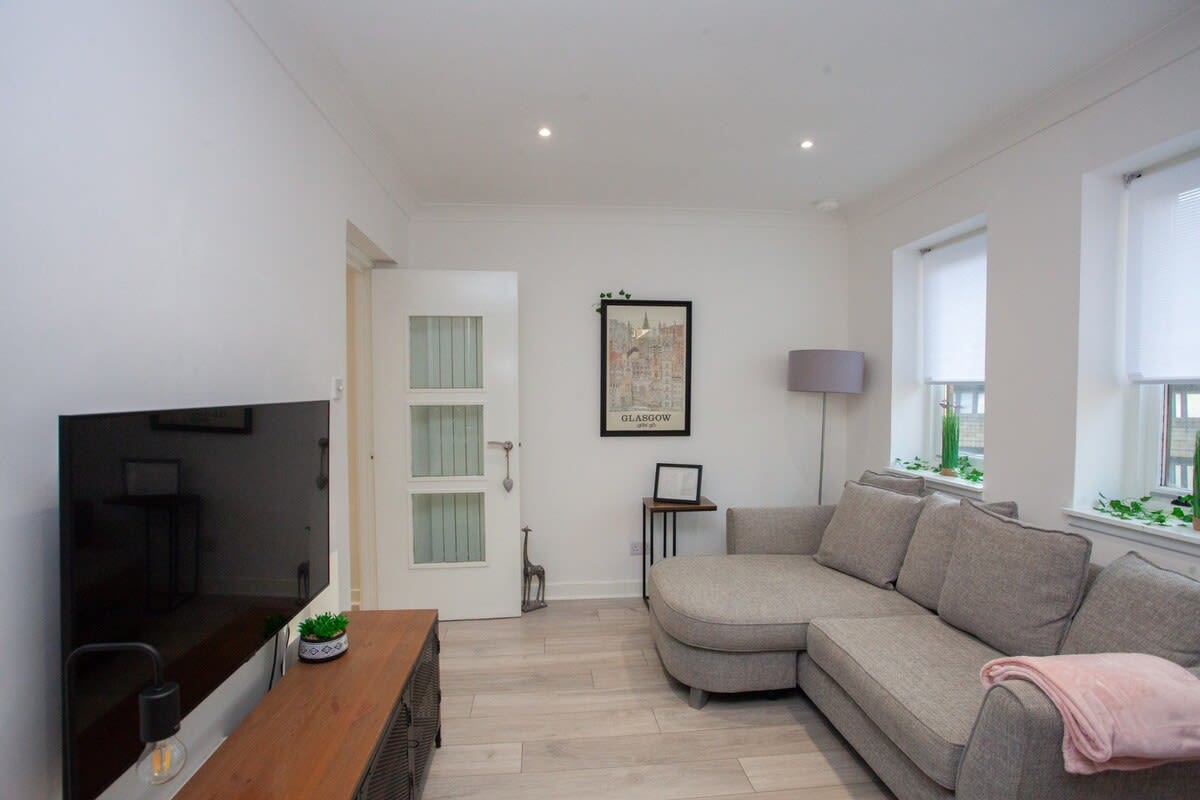 View Bright Central Flat with Balcony and Free Parking! in 68 Brown Street G2 8PD Bright Central Flat with Balcony and Free Parking! in 68 Brown Street G2 8PD - Property image 3 - VivreStays