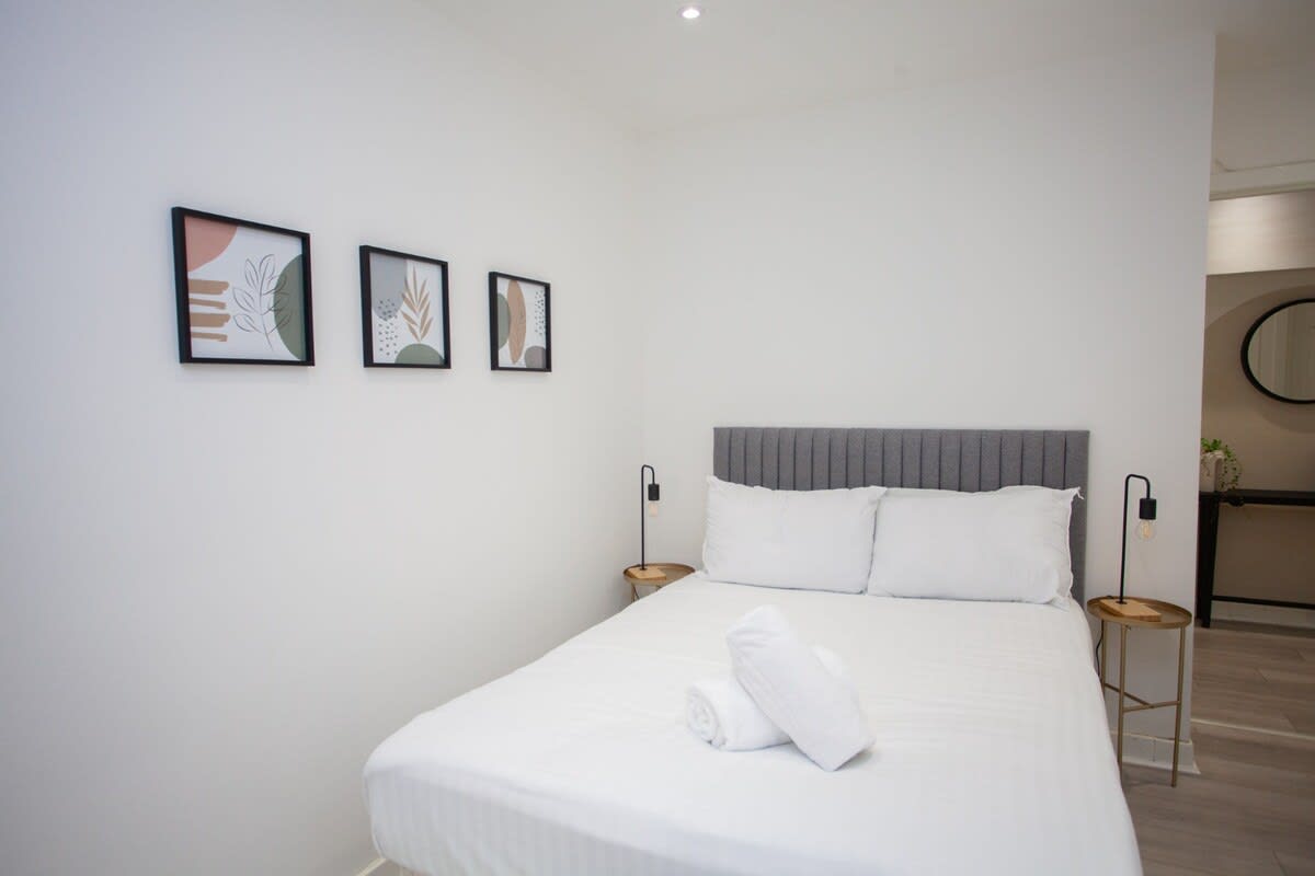 View Bright Central Flat with Balcony and Free Parking! in 68 Brown Street G2 8PD Bright Central Flat with Balcony and Free Parking! in 68 Brown Street G2 8PD - Property image 8 - VivreStays