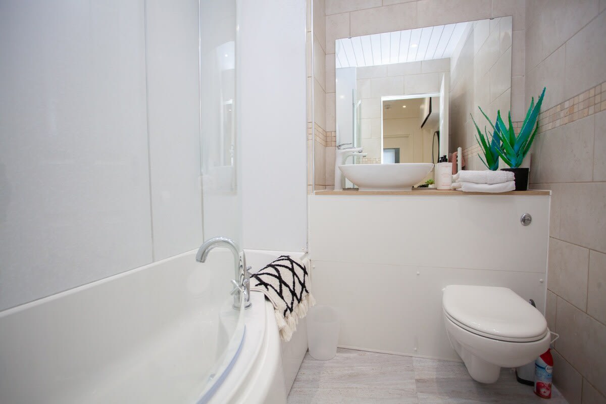 View Bright Central Flat with Balcony and Free Parking! in 68 Brown Street G2 8PD Bright Central Flat with Balcony and Free Parking! in 68 Brown Street G2 8PD - Property image 12 - VivreStays