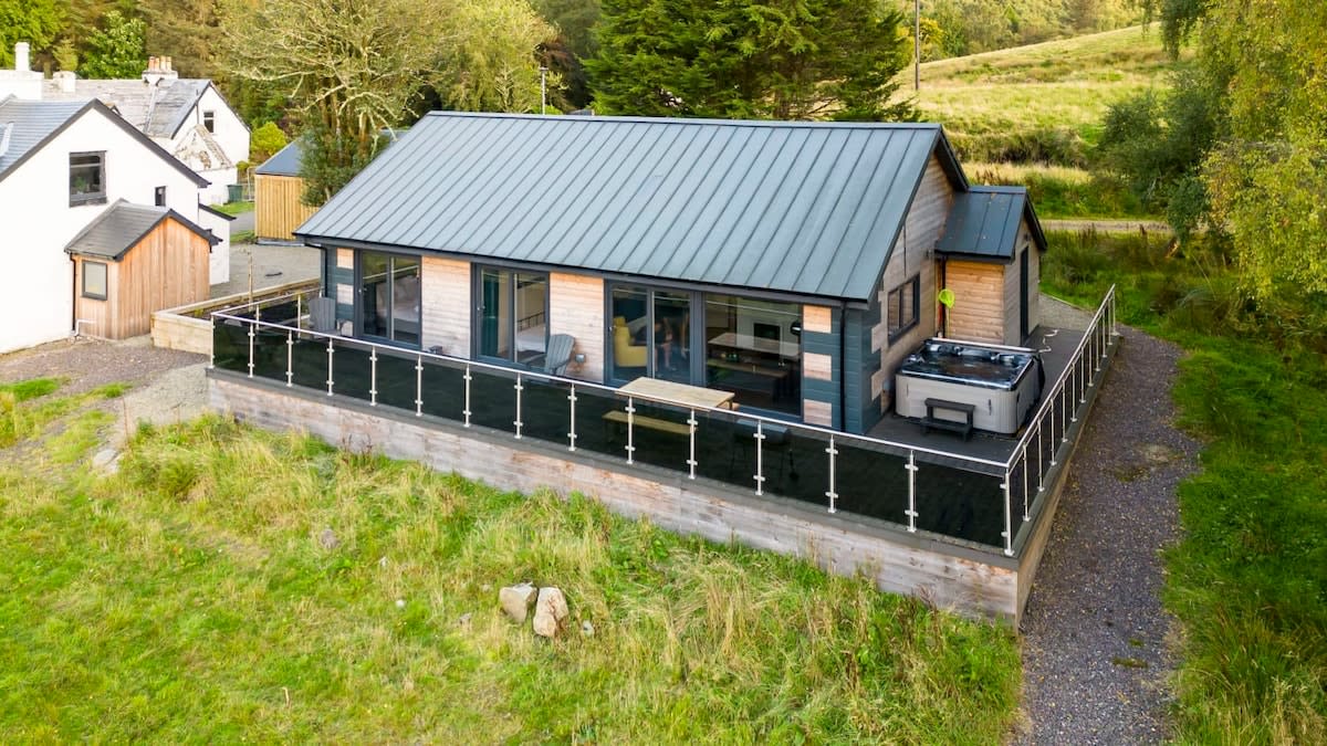 Loch Awe Lodge with Stunning Views Ardbrecknish in Ardbrecknish PA33 1BH - Property image 2 - VivreStays
