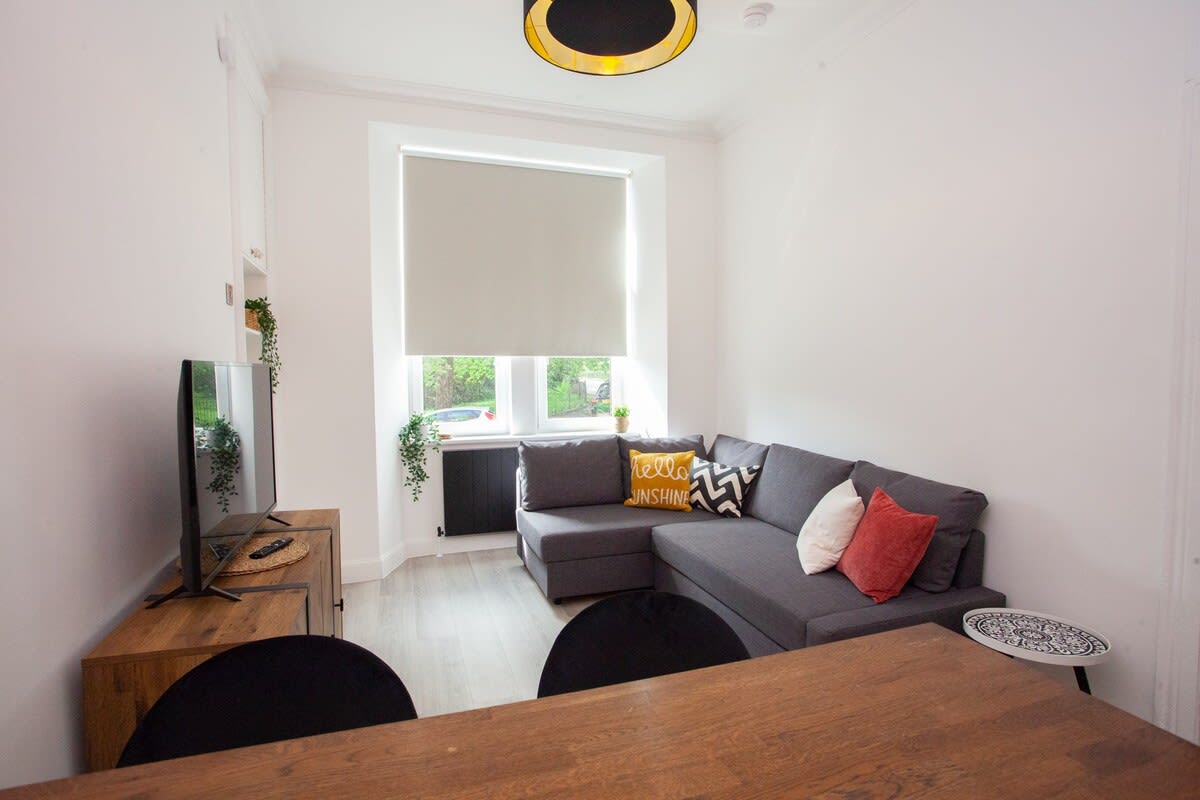 Spacious Modern Apartment in Glasgow West End in 38 Thornwood Avenue G11 7QY - Property image 5 - VivreStays