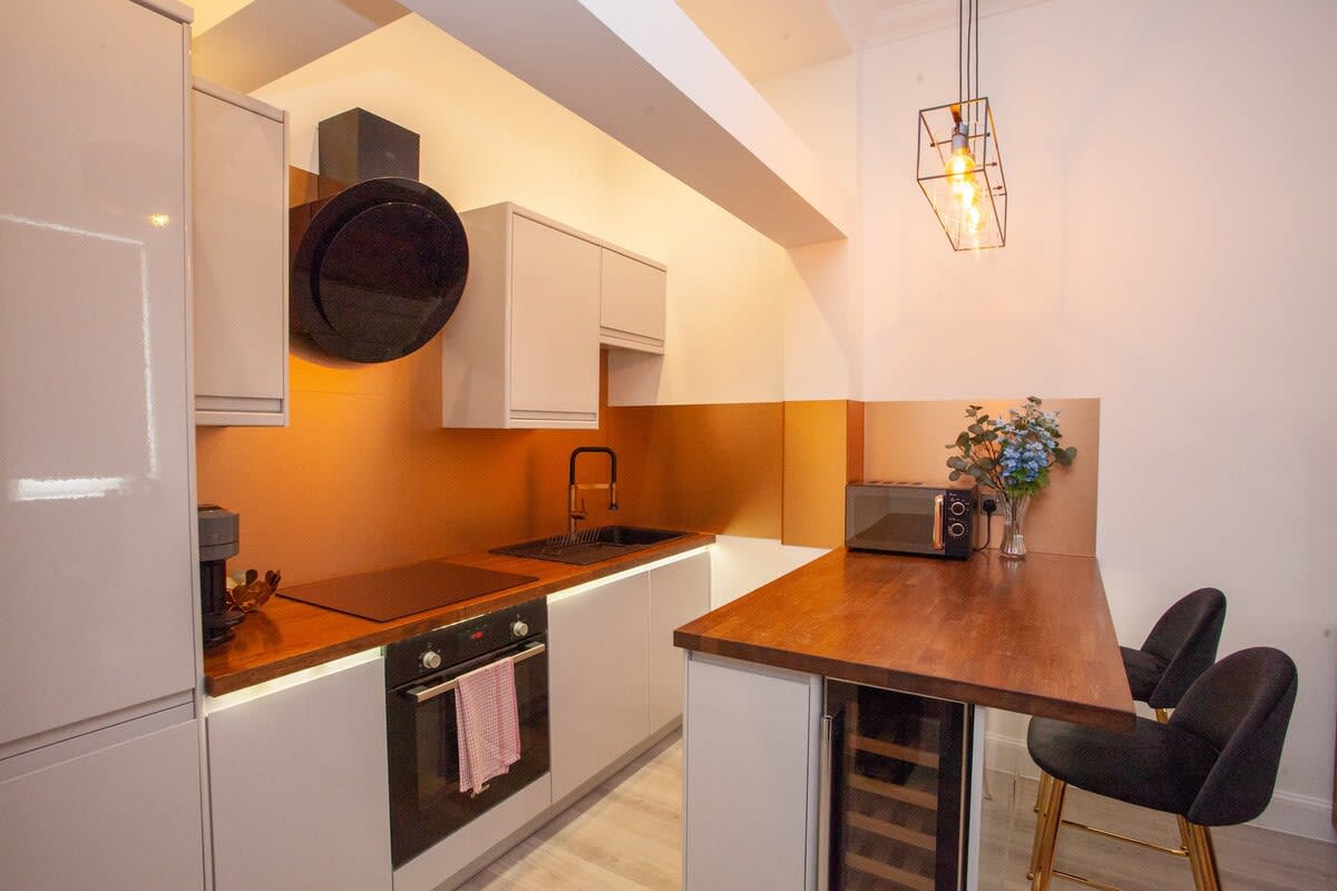 Spacious Modern Apartment in Glasgow West End in 38 Thornwood Avenue G11 7QY - Property image 2 - VivreStays