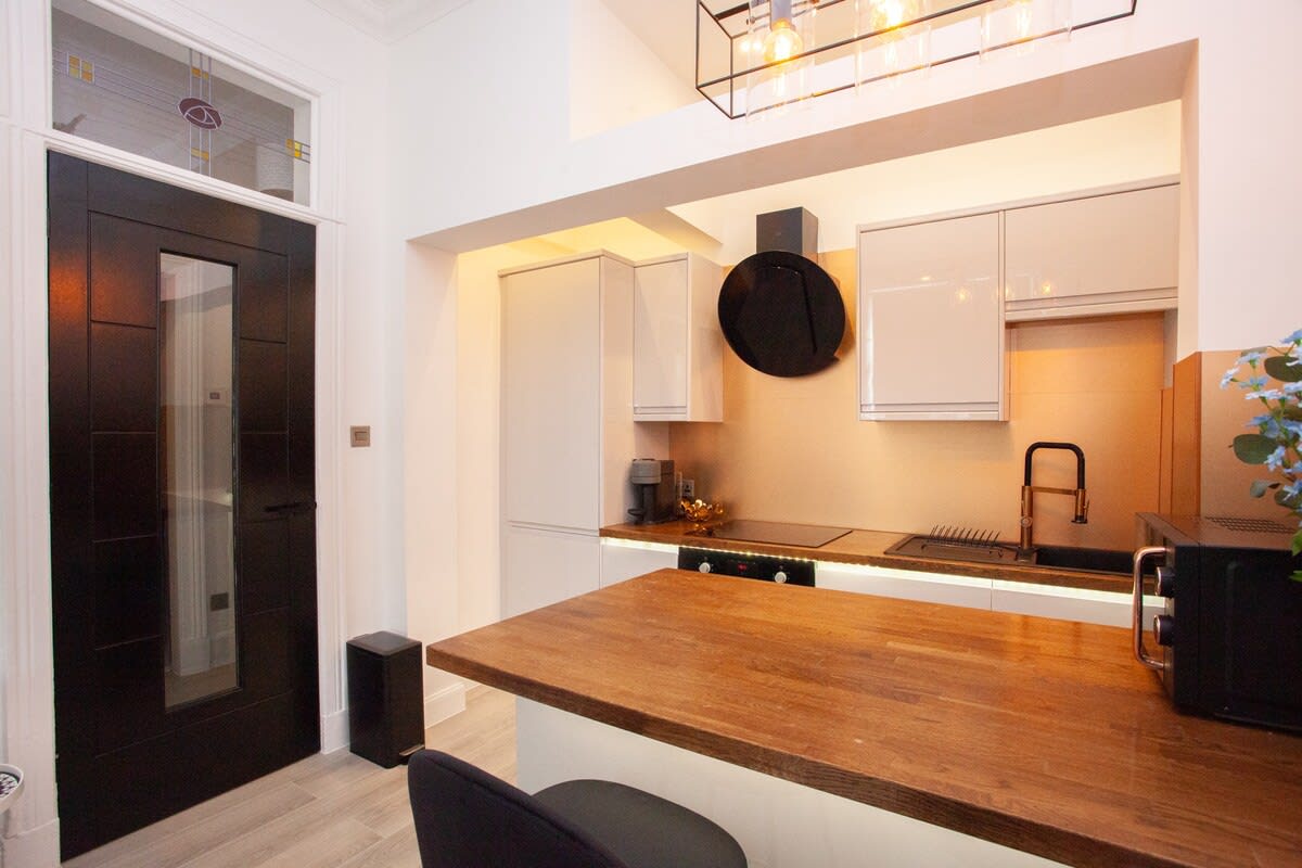 Spacious Modern Apartment in Glasgow West End in 38 Thornwood Avenue G11 7QY - Property image 4 - VivreStays