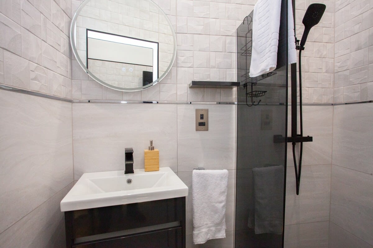 Spacious Modern Apartment in Glasgow West End in 38 Thornwood Avenue G11 7QY - Property image 13 - VivreStays