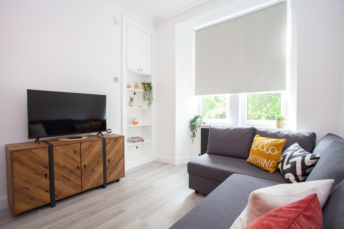 Spacious Modern Apartment in Glasgow West End in 38 Thornwood Avenue G11 7QY - Property image 6 - VivreStays