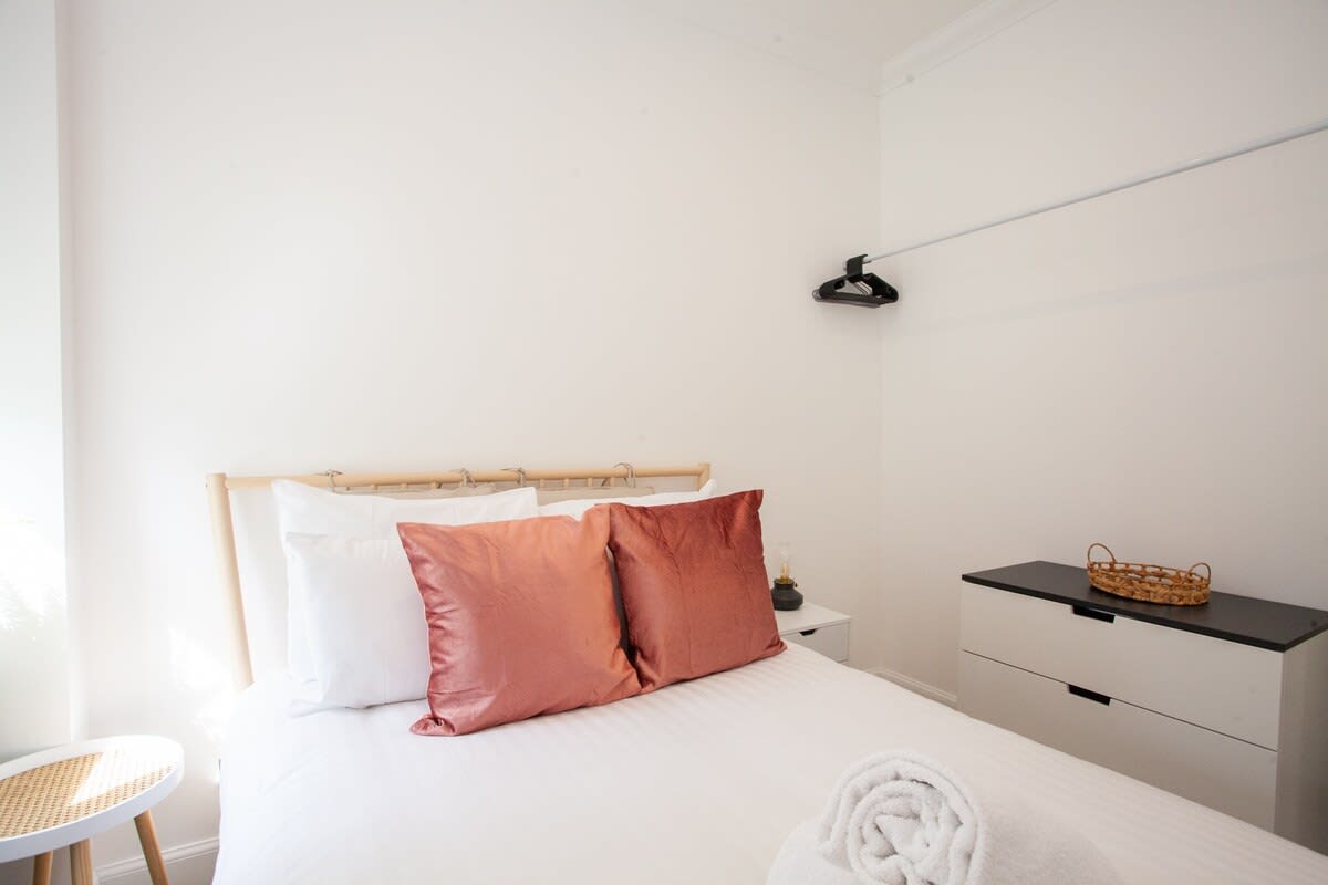 Spacious Modern Apartment in Glasgow West End in 38 Thornwood Avenue G11 7QY - Property image 10 - VivreStays