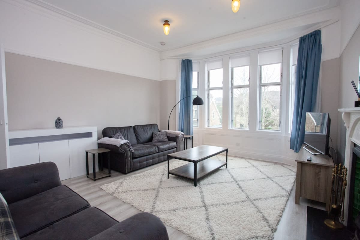 Charming 2 Bed Flat in Giffnock in 206 Fenwick Road G46 6UE - Property image 2 - VivreStays