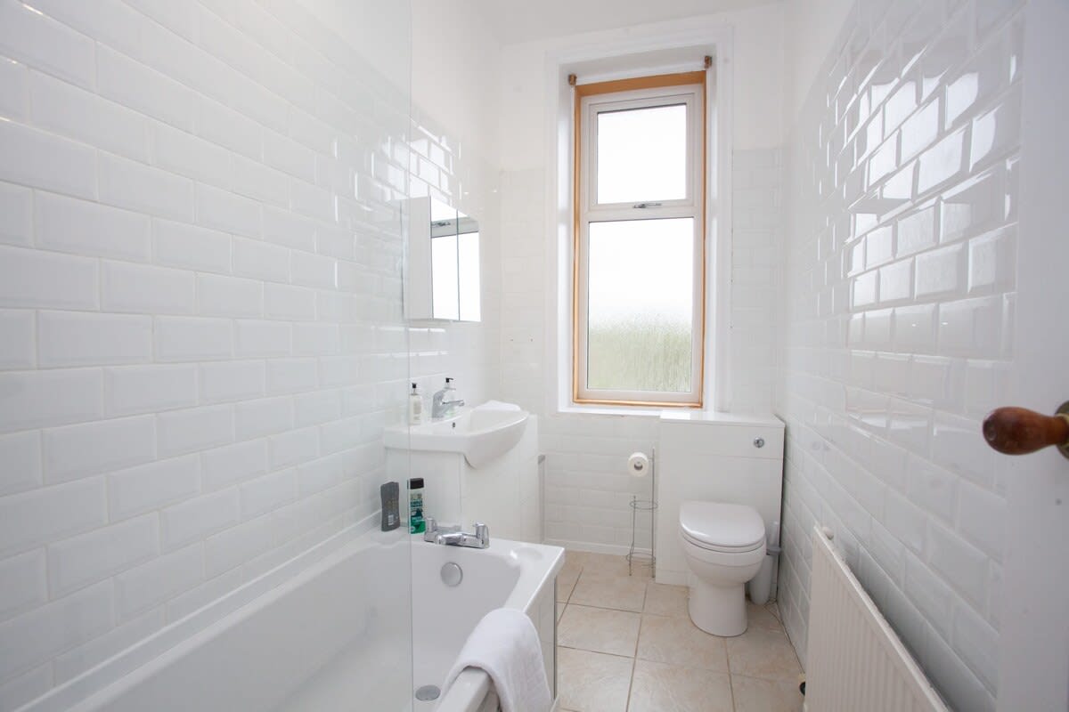 Charming 2 Bed Flat in Giffnock in 206 Fenwick Road G46 6UE - Property image 13 - VivreStays