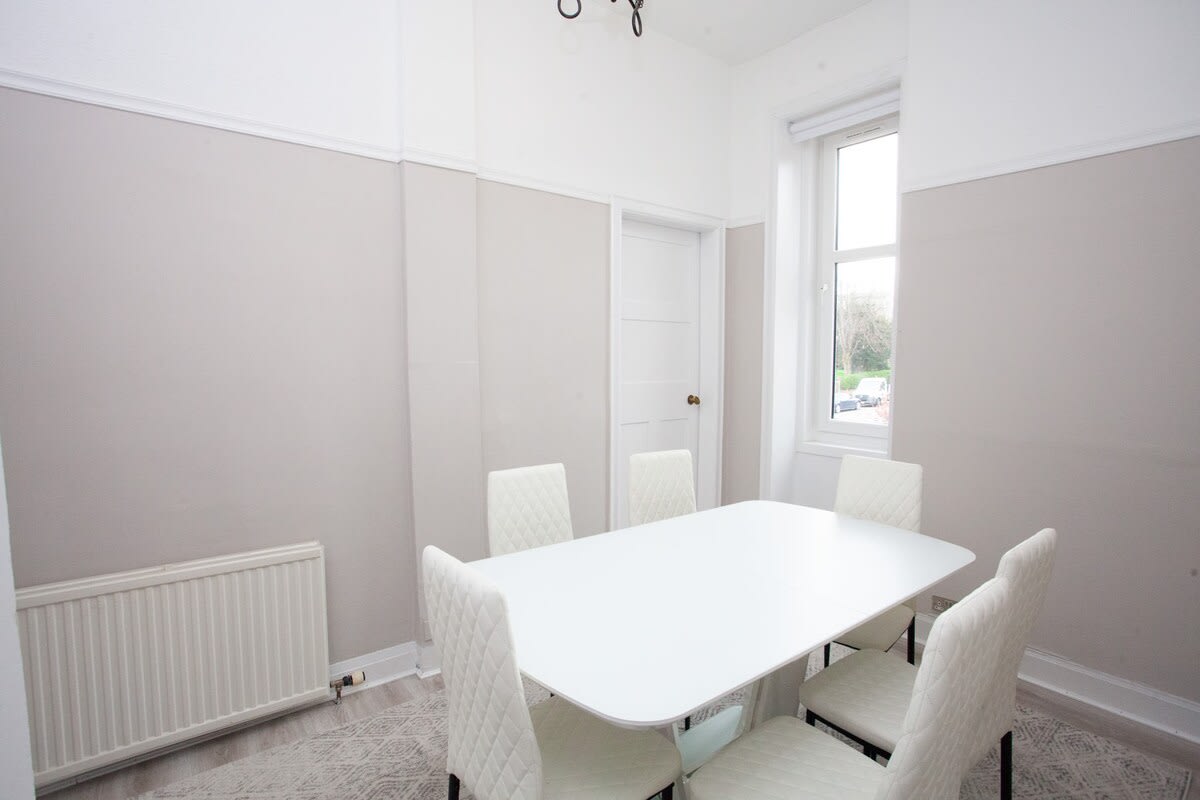 Charming 2 Bed Flat in Giffnock in 206 Fenwick Road G46 6UE - Property image 9 - VivreStays