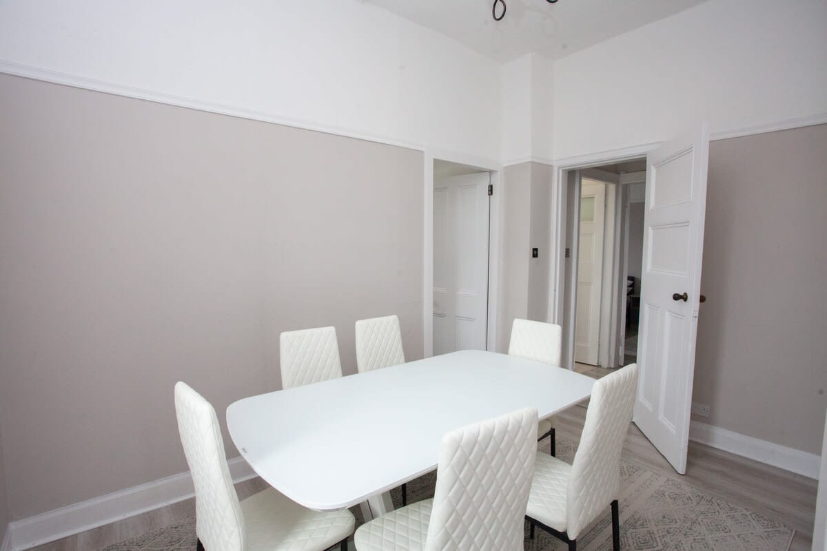 Charming 2 Bed Flat in Giffnock in 206 Fenwick Road G46 6UE - Property image 10 - VivreStays
