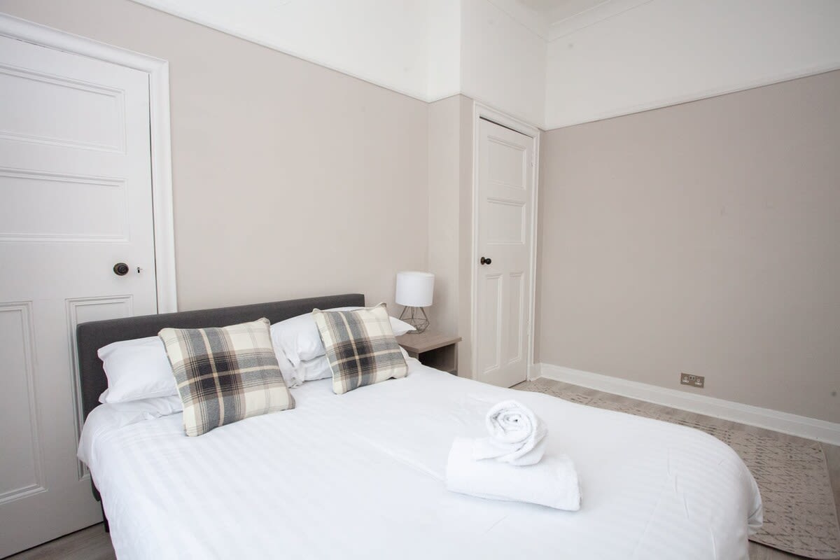 Charming 2 Bed Flat in Giffnock in 206 Fenwick Road G46 6UE - Property image 16 - VivreStays