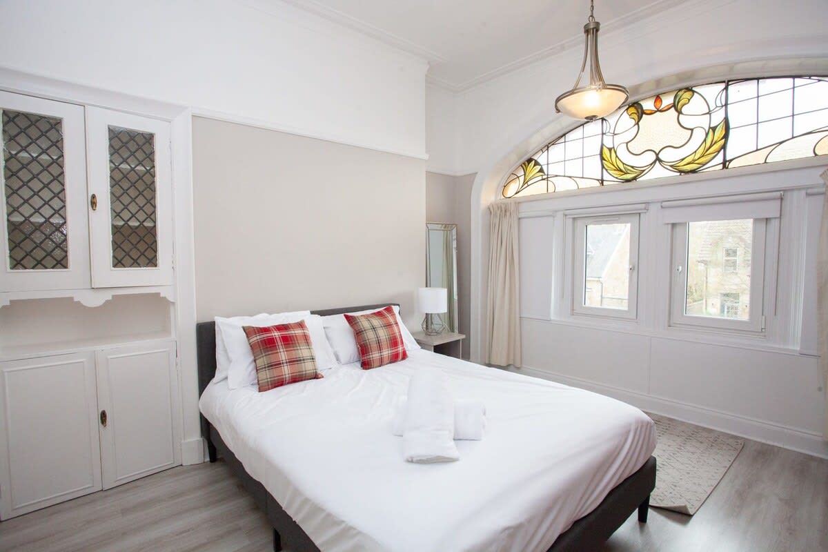 Charming 2 Bed Flat in Giffnock in 206 Fenwick Road G46 6UE - Property image 11 - VivreStays