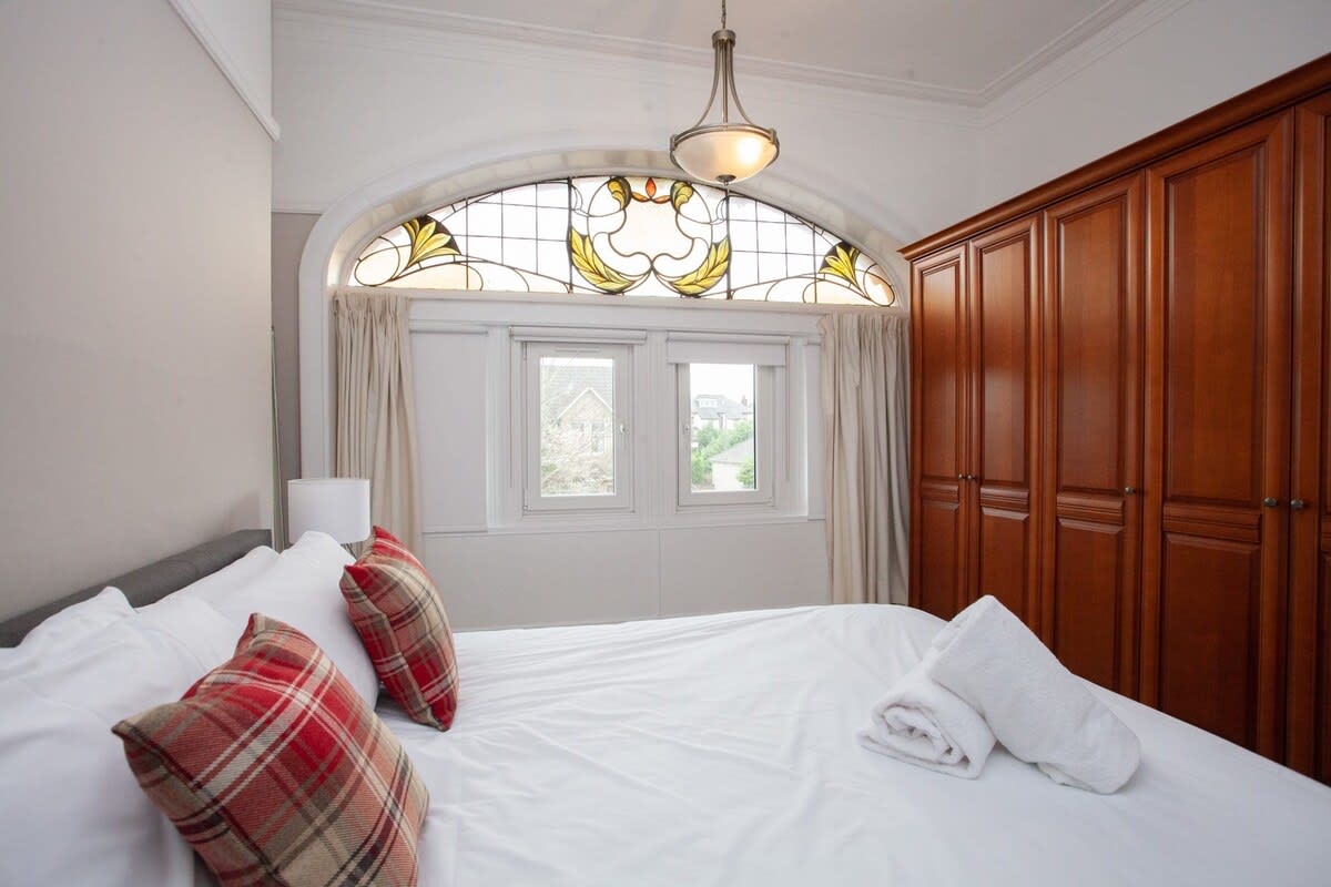 Charming 2 Bed Flat in Giffnock in 206 Fenwick Road G46 6UE - Property image 12 - VivreStays