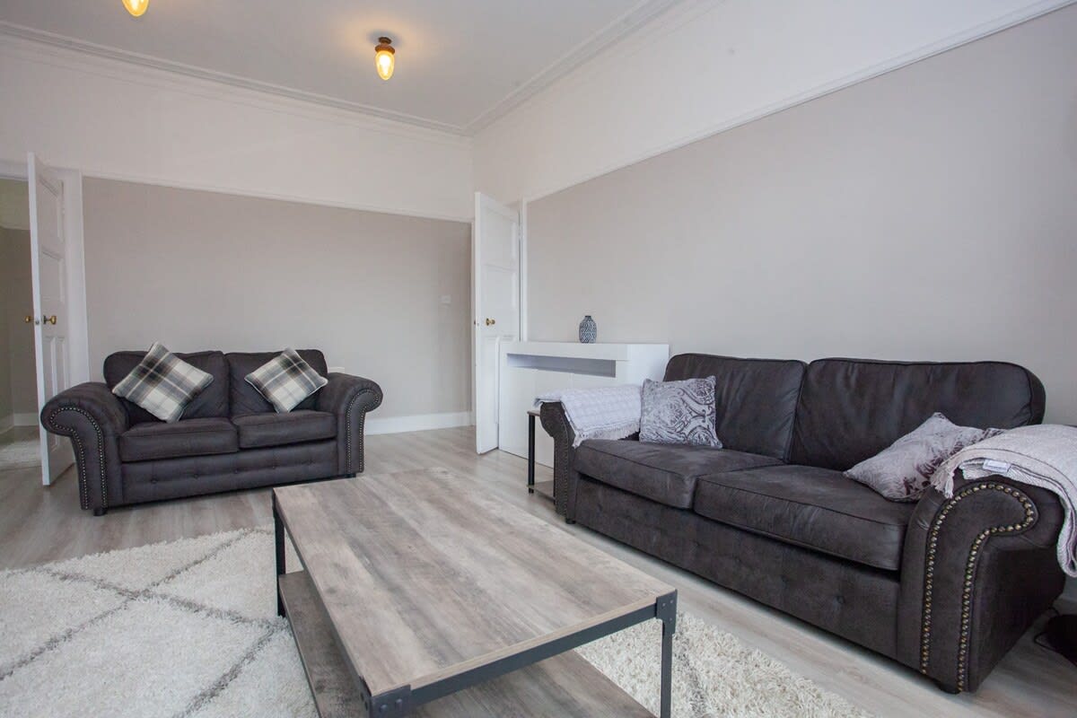 Charming 2 Bed Flat in Giffnock in 206 Fenwick Road G46 6UE - Property image 3 - VivreStays