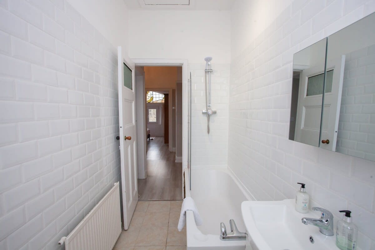 Charming 2 Bed Flat in Giffnock in 206 Fenwick Road G46 6UE - Property image 14 - VivreStays