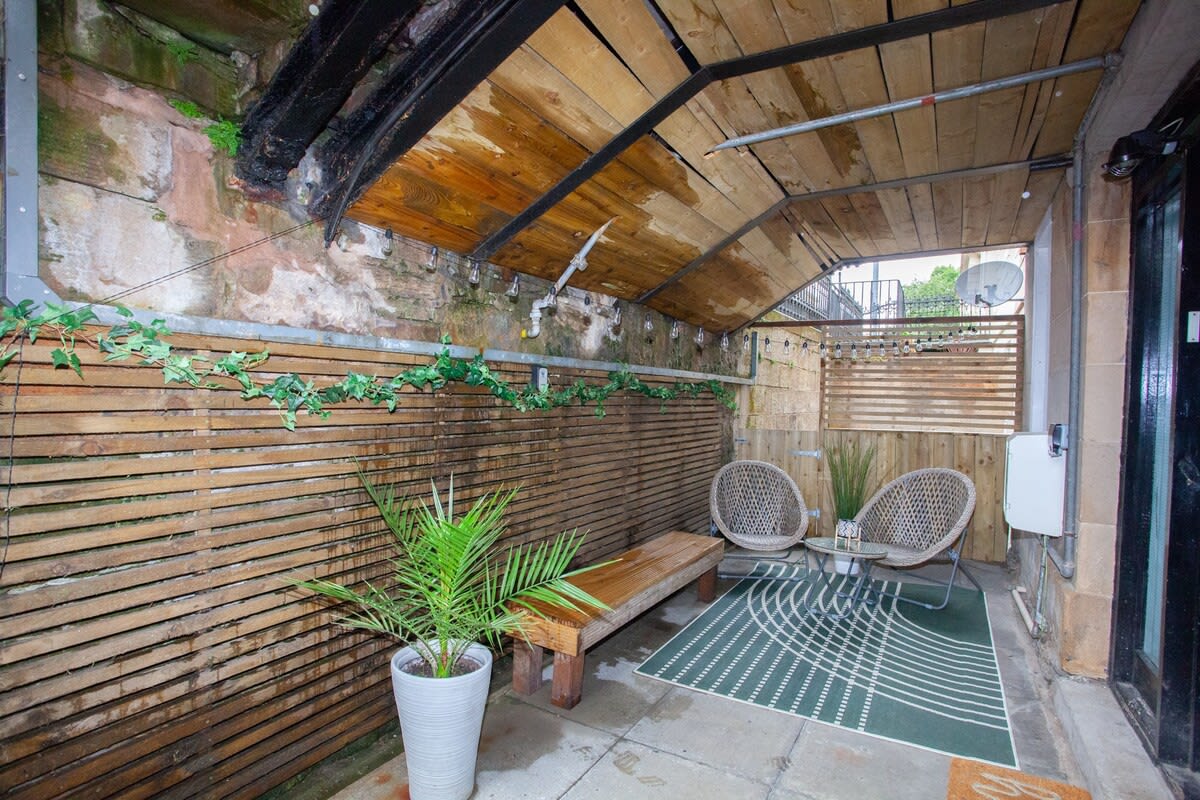 West End Flat with Private Terrace Glasgow in 34 West Prince's Street G4 9BP - Property image 19 - VivreStays