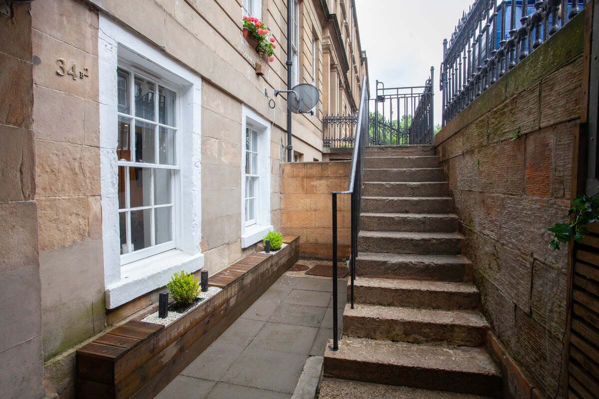 West End Flat with Private Terrace Glasgow in 34 West Prince's Street G4 9BP - Property image 4 - VivreStays