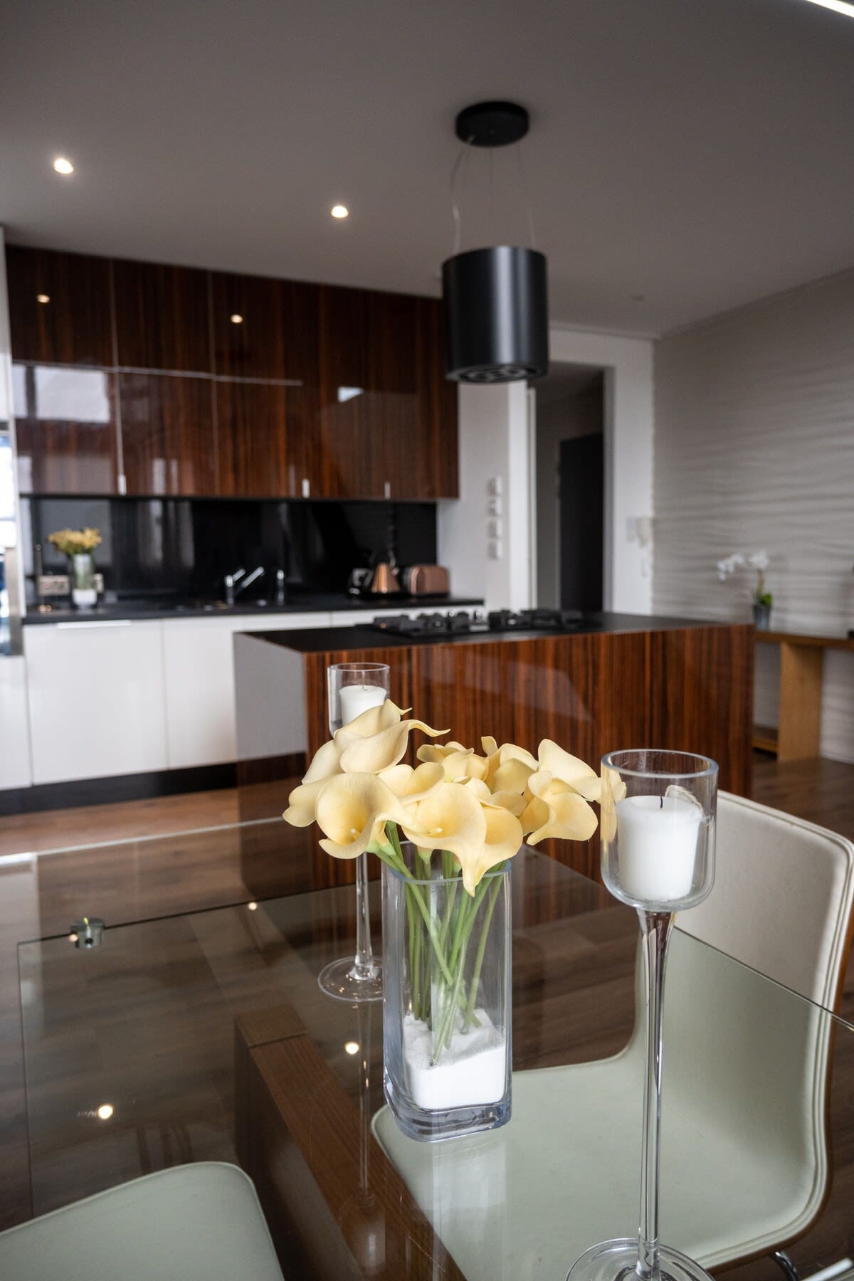 Trendy 3-Bed Flat with River Views Glasgow in 11 Castlebank Place G11 6BJ - Property image 10 - VivreStays