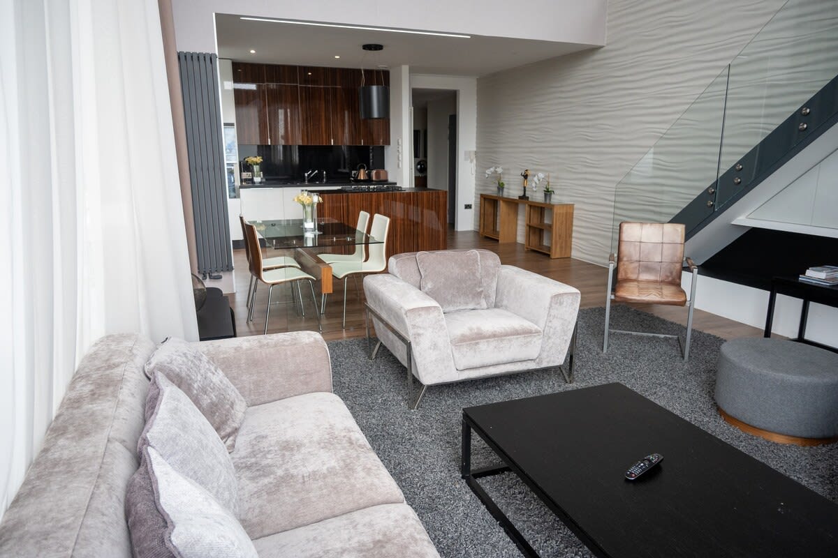Trendy 3-Bed Flat with River Views Glasgow in 11 Castlebank Place G11 6BJ - Property image 2 - VivreStays