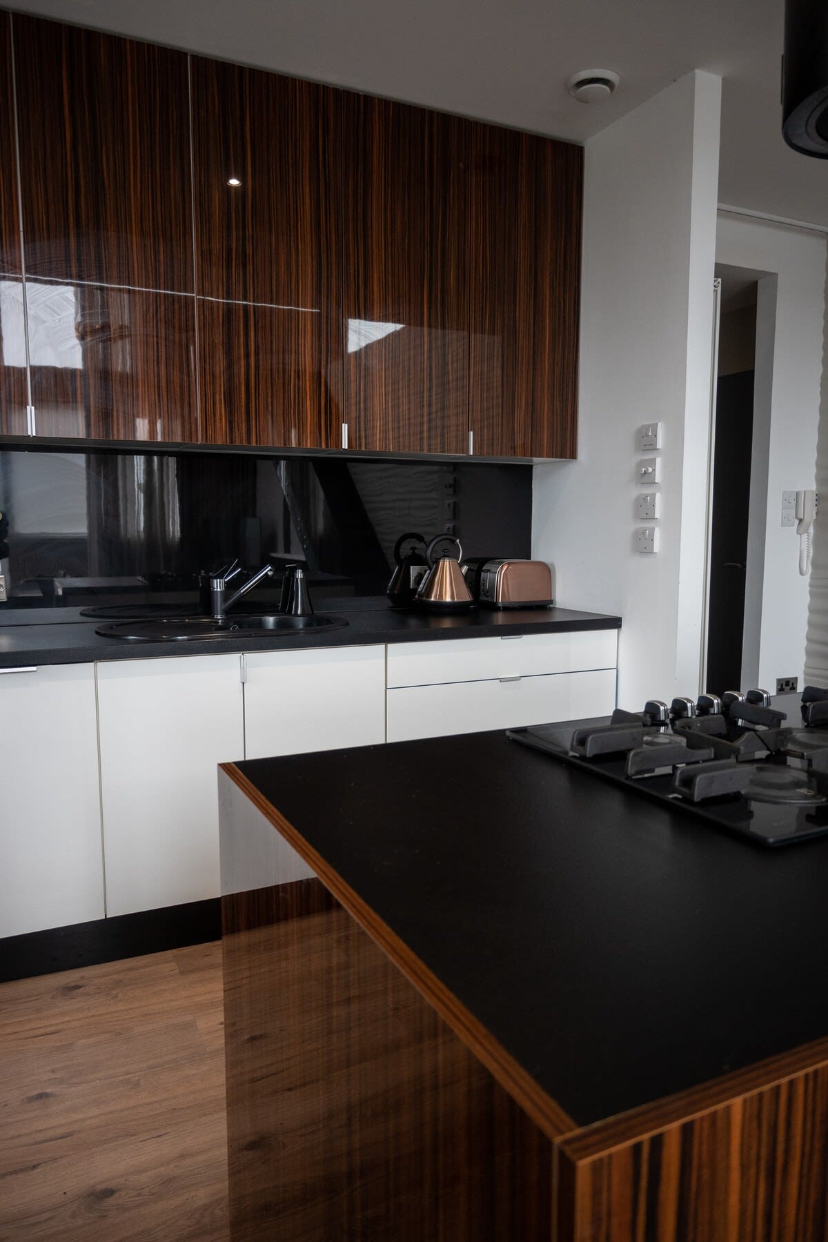 Trendy 3-Bed Flat with River Views Glasgow in 11 Castlebank Place G11 6BJ - Property image 4 - VivreStays