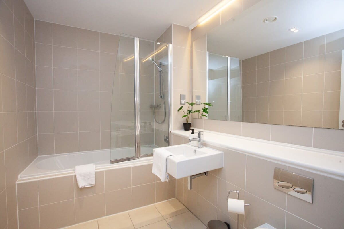 View Stylish Central Apartment with Parking in Ingram Street 140 G1 1EJ Stylish Central Apartment with Parking in Ingram Street 140 G1 1EJ - Property image 18 - VivreStays