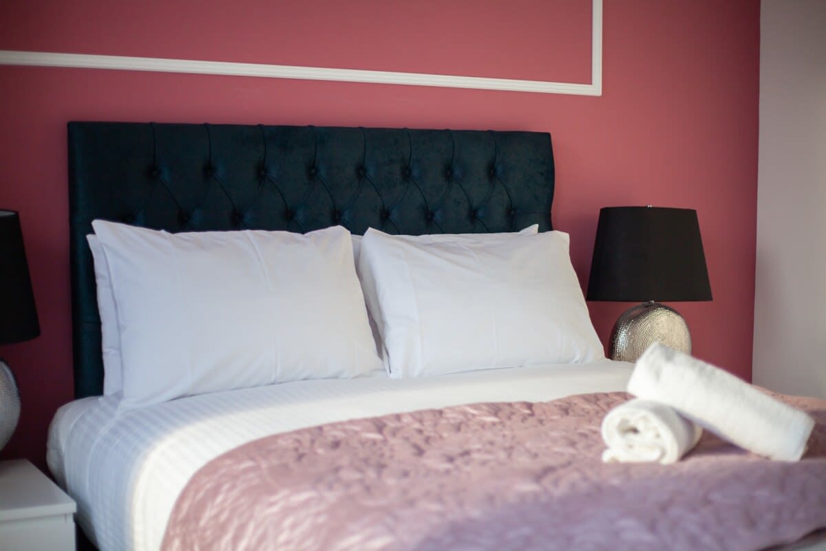View Stylish Central Apartment with Parking in Ingram Street 140 G1 1EJ Stylish Central Apartment with Parking in Ingram Street 140 G1 1EJ - Property image 15 - VivreStays