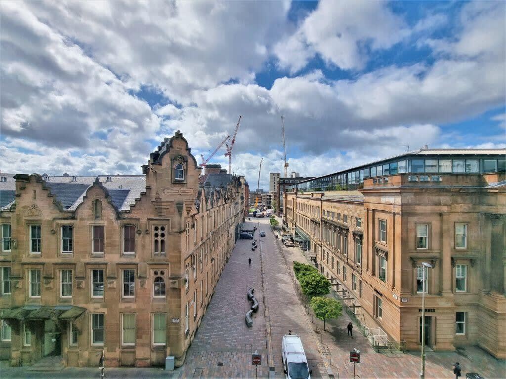 View Stylish Central Apartment with Parking in Ingram Street 140 G1 1EJ Stylish Central Apartment with Parking in Ingram Street 140 G1 1EJ - Property image 20 - VivreStays
