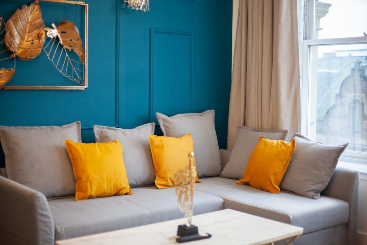 View Stylish Central Apartment with Parking in Ingram Street 140 G1 1EJ Stylish Central Apartment with Parking in Ingram Street 140 G1 1EJ - Property image 2 - VivreStays