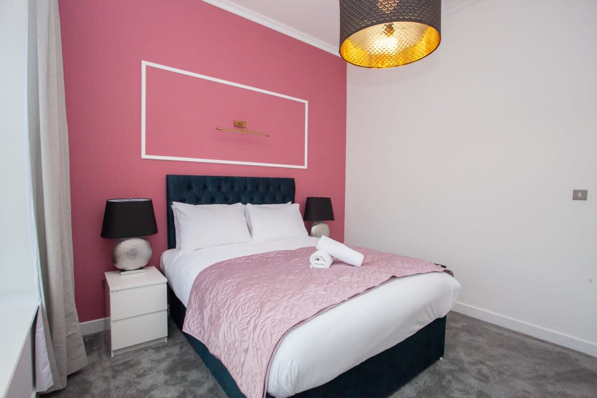 View Stylish Central Apartment with Parking in Ingram Street 140 G1 1EJ Stylish Central Apartment with Parking in Ingram Street 140 G1 1EJ - Property image 16 - VivreStays