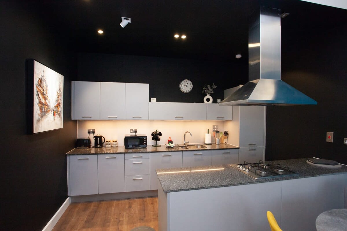 View Stylish Central Apartment with Parking in Ingram Street 140 G1 1EJ Stylish Central Apartment with Parking in Ingram Street 140 G1 1EJ - Property image 9 - VivreStays