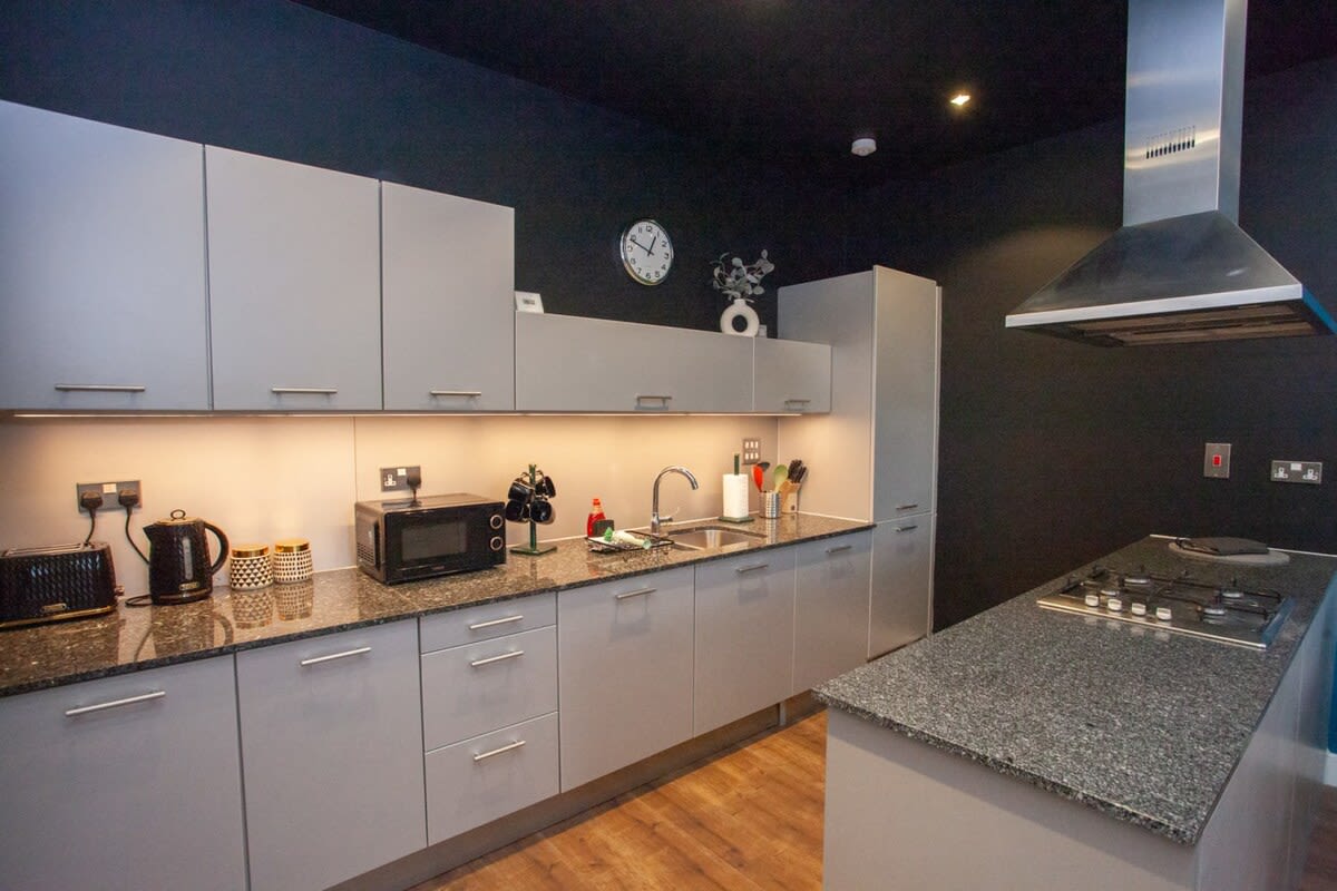 View Stylish Central Apartment with Parking in Ingram Street 140 G1 1EJ Stylish Central Apartment with Parking in Ingram Street 140 G1 1EJ - Property image 10 - VivreStays