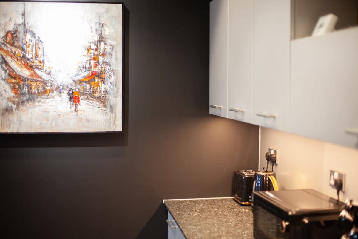 View Stylish Central Apartment with Parking in Ingram Street 140 G1 1EJ Stylish Central Apartment with Parking in Ingram Street 140 G1 1EJ - Property image 11 - VivreStays
