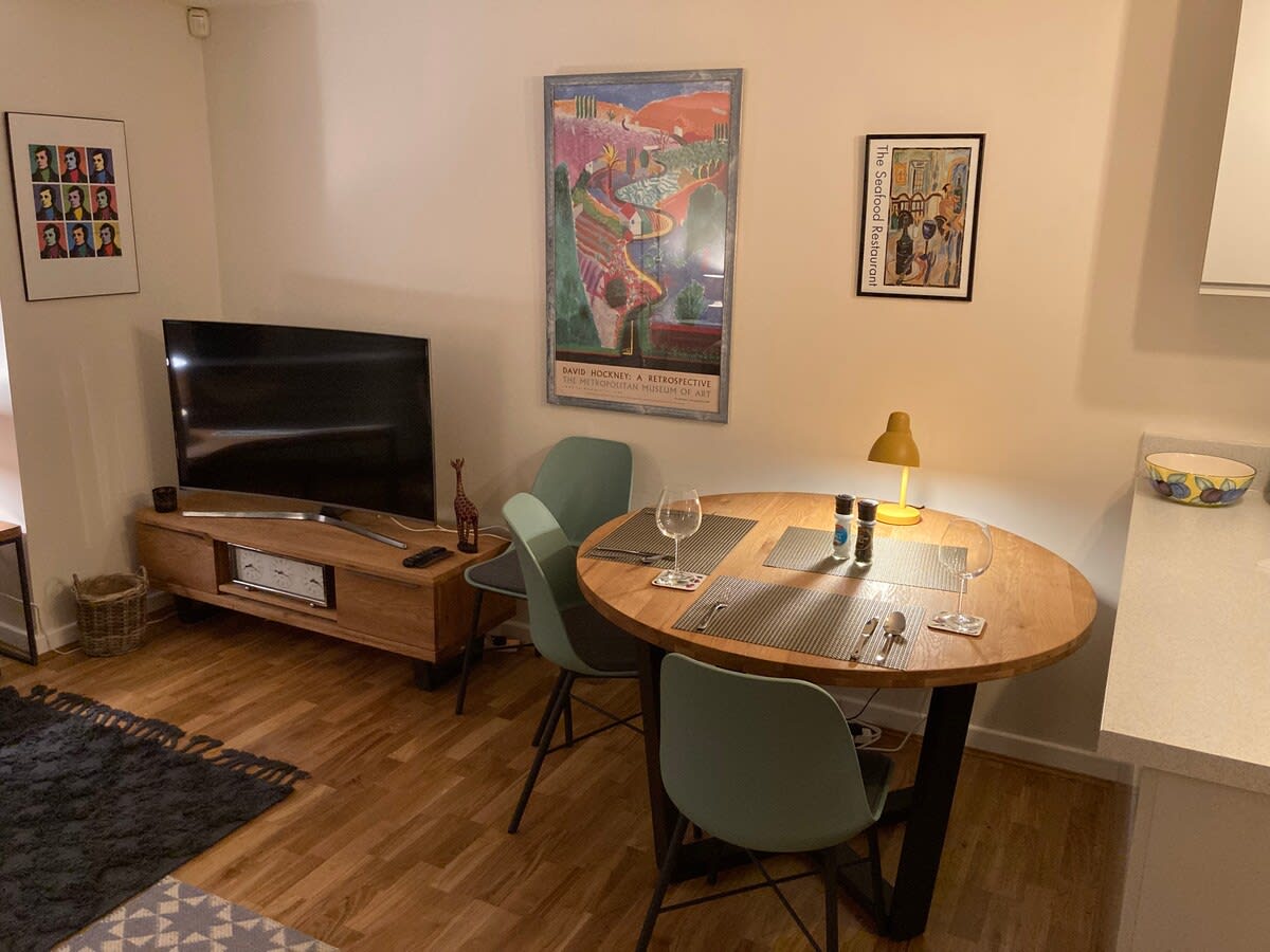 Spacious Art Flat in Glasgow's West End in 35 Grant Street G3 6HJ - Property image 11 - VivreStays