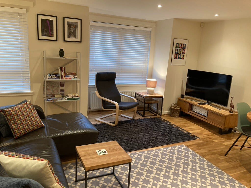 Spacious Art Flat in Glasgow's West End in 35 Grant Street G3 6HJ - Property image 3 - VivreStays