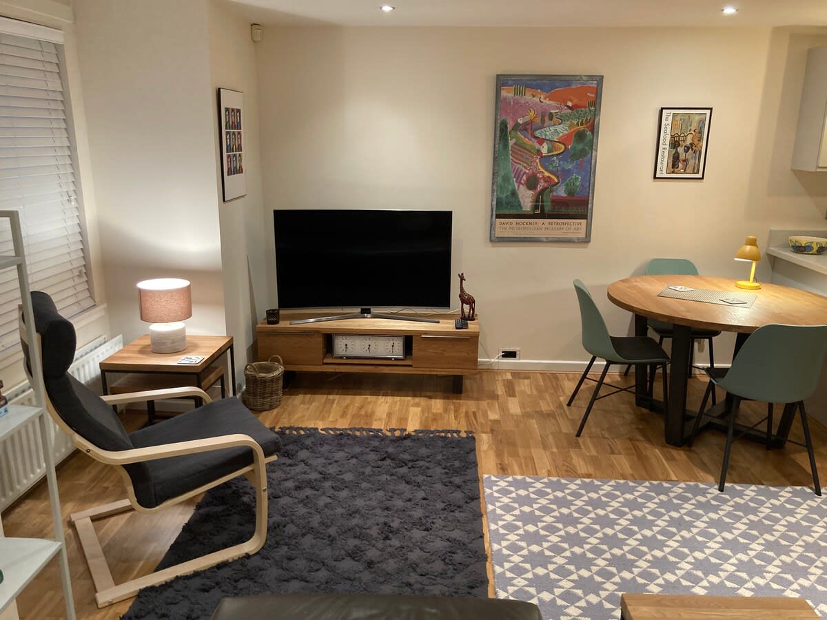 Spacious Art Flat in Glasgow's West End in 35 Grant Street G3 6HJ - Property image 10 - VivreStays