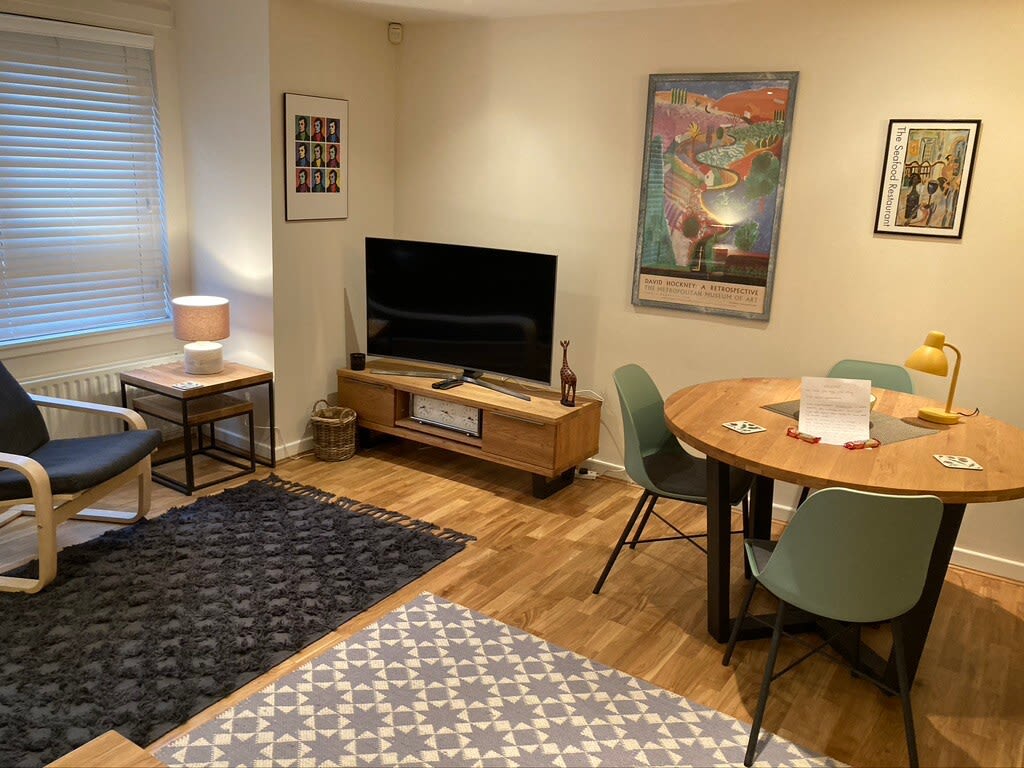 Spacious Art Flat in Glasgow's West End in 35 Grant Street G3 6HJ - Property image 16 - VivreStays