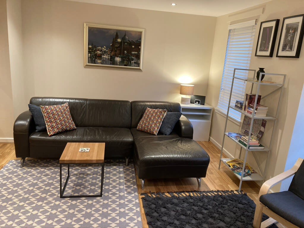 Spacious Art Flat in Glasgow's West End in 35 Grant Street G3 6HJ - Property image 13 - VivreStays