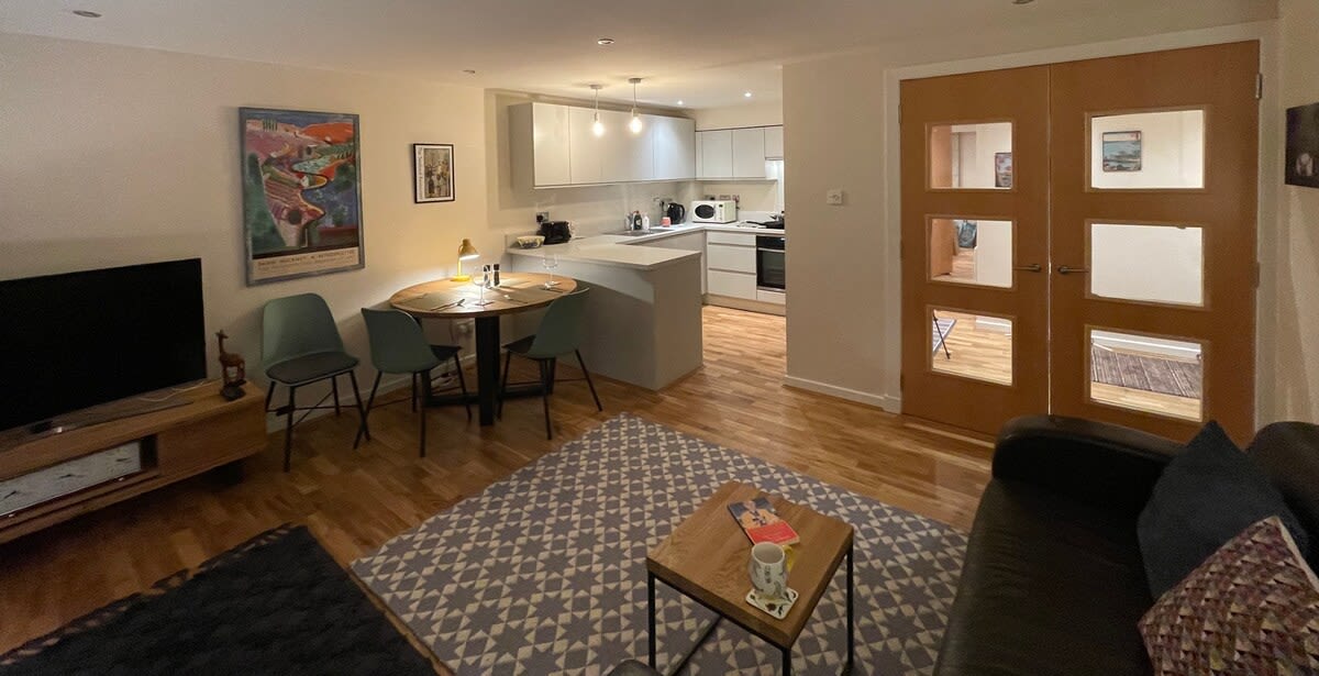 Spacious Art Flat in Glasgow's West End in 35 Grant Street G3 6HJ - Property image 2 - VivreStays