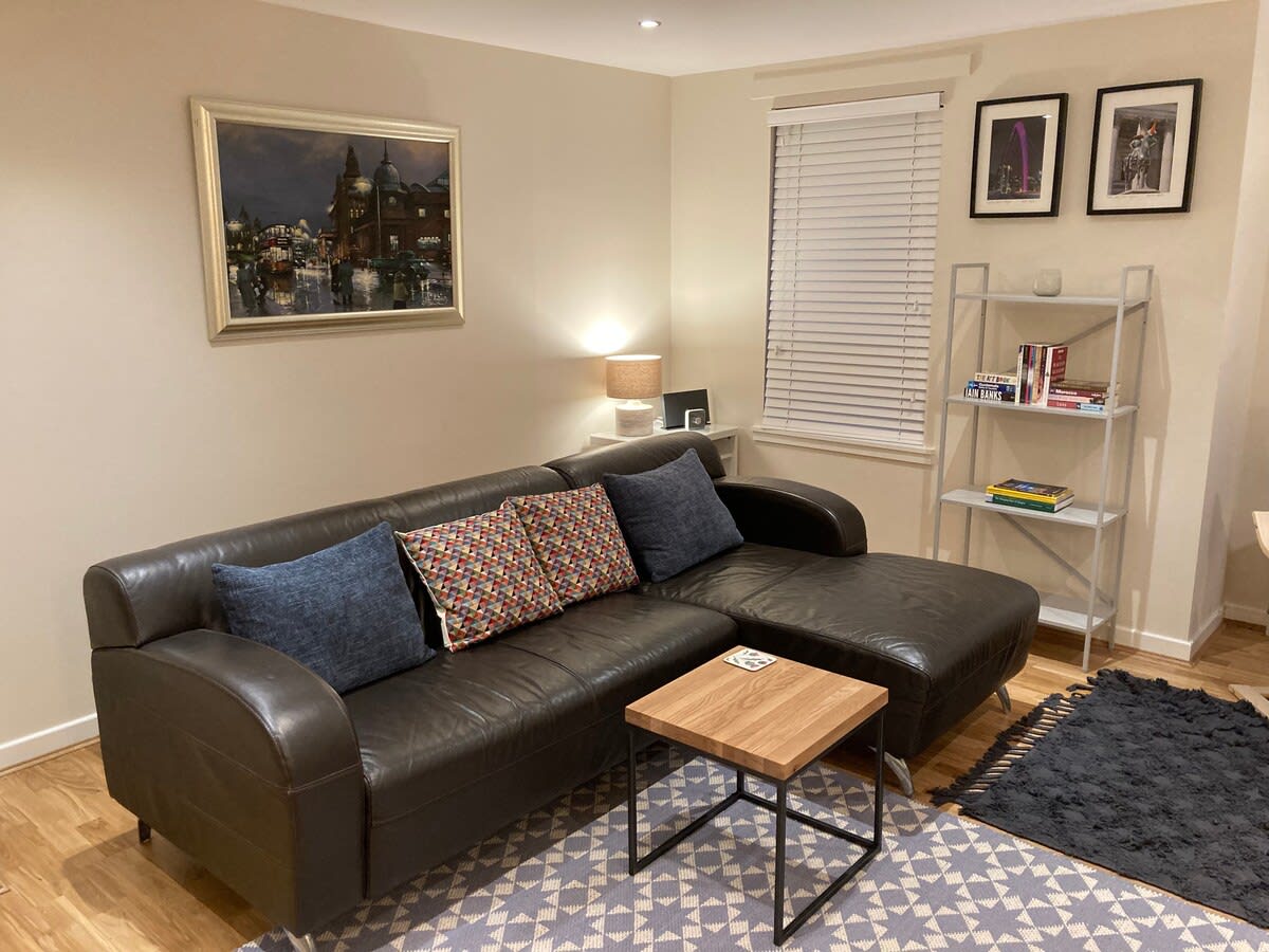 Spacious Art Flat in Glasgow's West End in 35 Grant Street G3 6HJ - Property image 9 - VivreStays