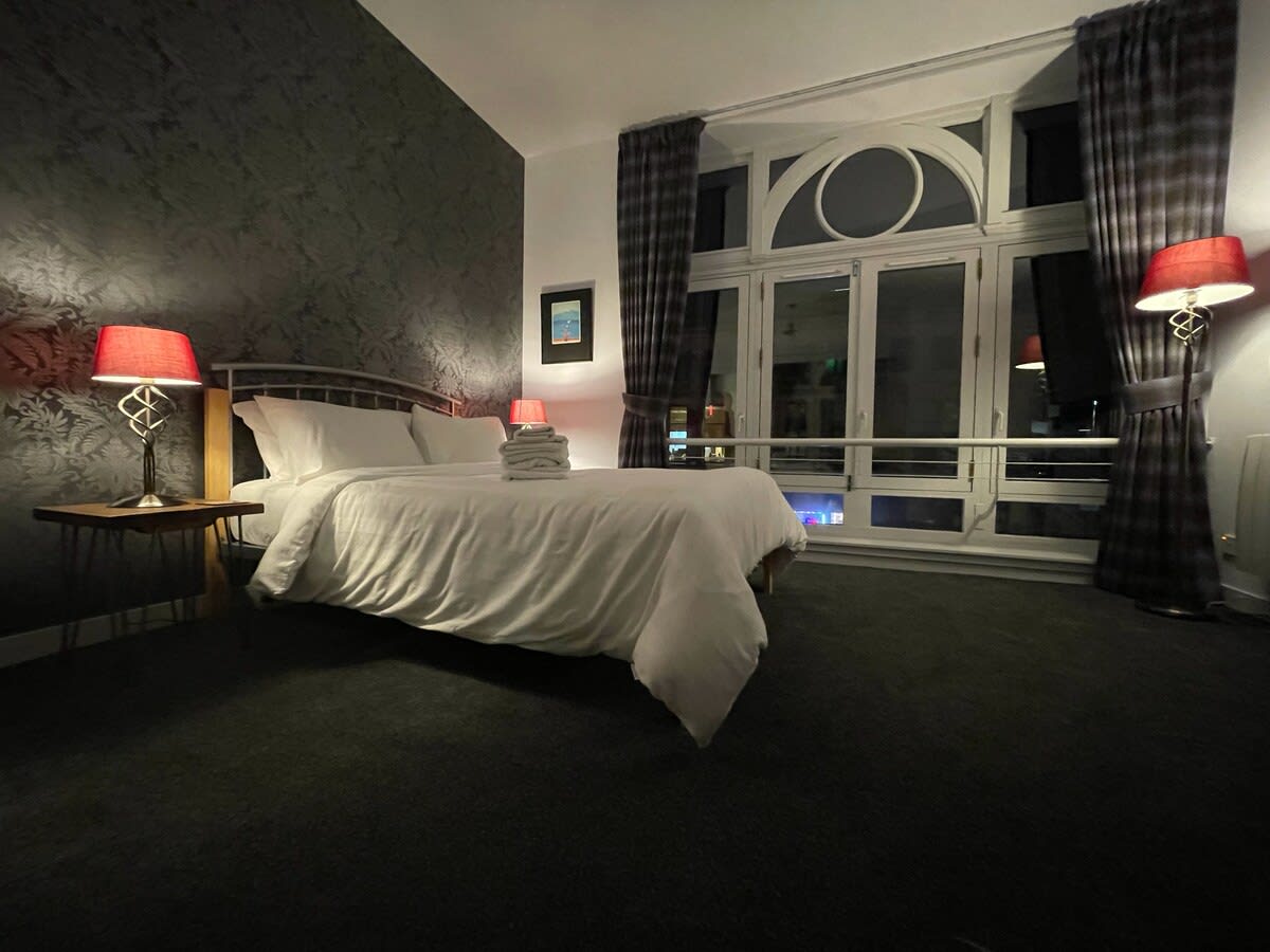 Art-Filled Sanctuary in Glasgow City in 203 Pitt Street G2 4DT - Property image 2 - VivreStays