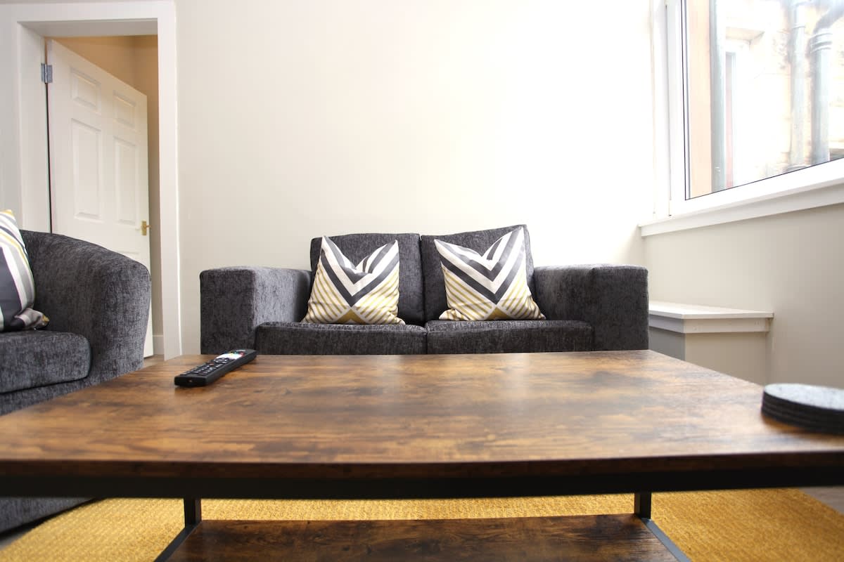 Stylish 3-Bed Flat in Glasgow in Crow Road 618 G13 1NP - Property image 2 - VivreStays